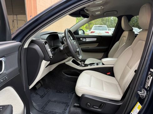 Used 2021 Volvo XC40 T5 Momentum w/ Premium Package image 11