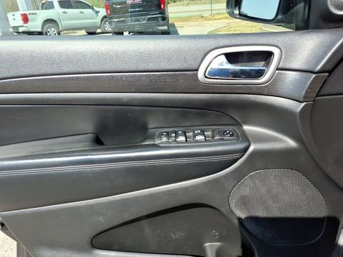 Used 2018 Jeep Grand Cherokee Laredo image 3