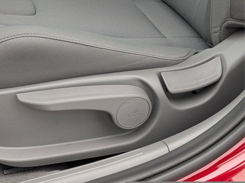 Certified 2025 Hyundai Elantra SE FWD image 17