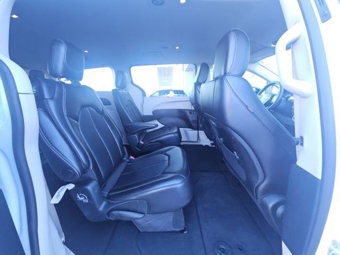 Used 2024 Chrysler Pacifica Touring-L image 13