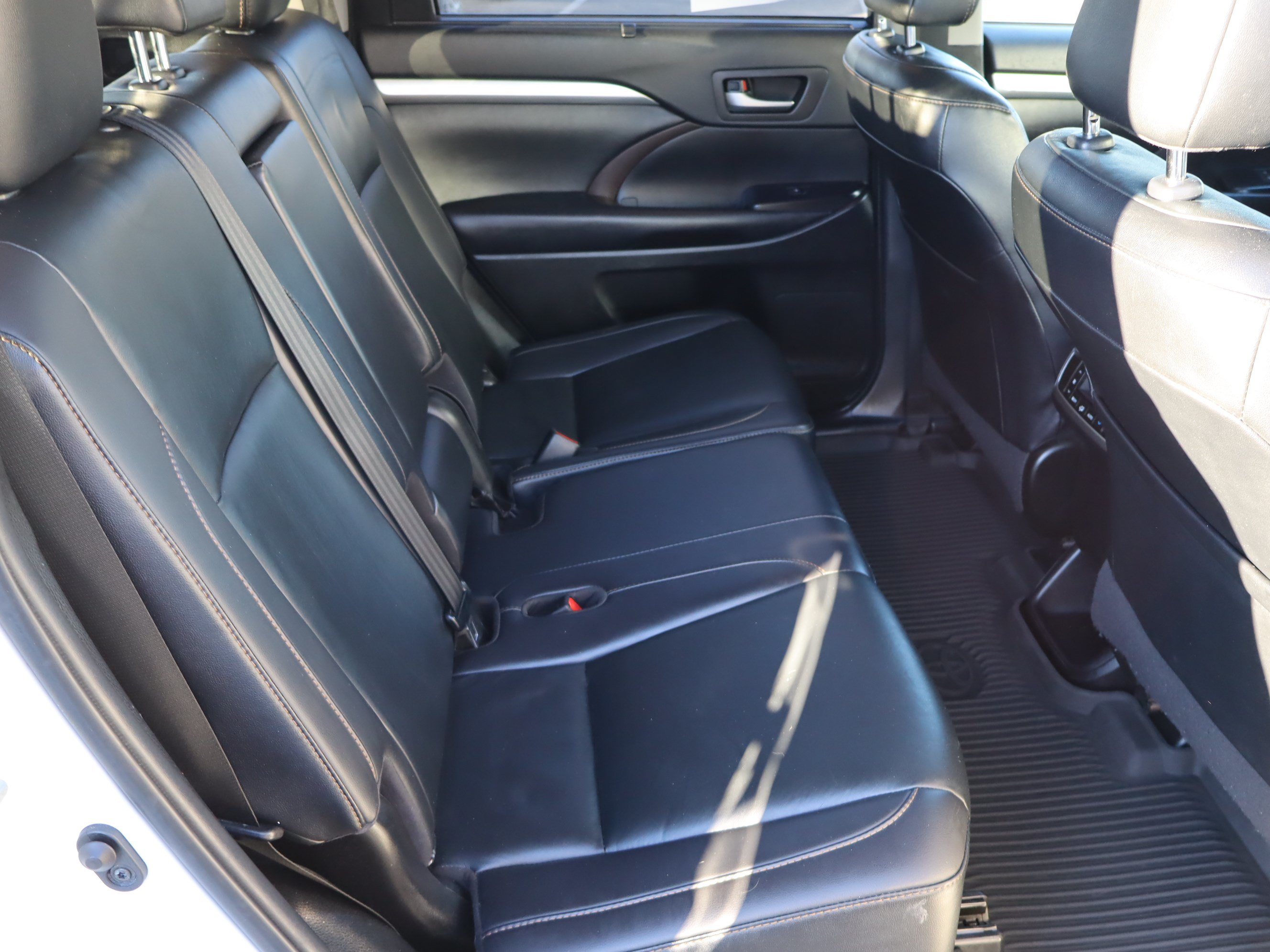 Used 2019 Toyota Highlander XLE AWD/4WD image 38