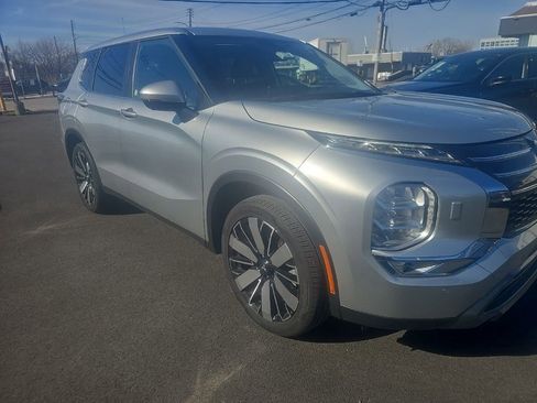 Used 2025 Mitsubishi Outlander SE image 2