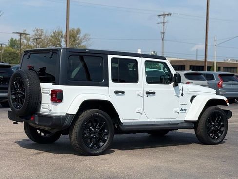 Used 2021 Jeep Wrangler Unlimited Sahara AWD/4WD image 31