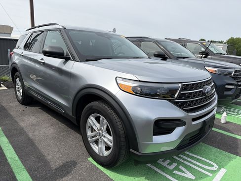 Used 2023 Ford Explorer XLT AWD/4WD image 2