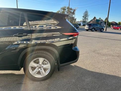 Used 2024 Toyota Highlander LE AWD/4WD image 6