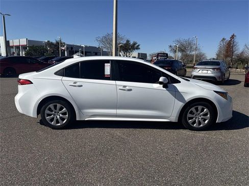 Used 2020 Toyota Corolla LE image 2