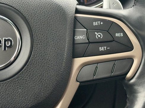 Used 2017 Jeep Grand Cherokee Laredo image 12