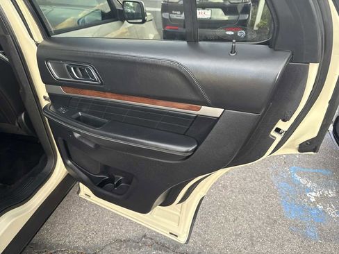 Used 2018 Ford Explorer Platinum image 22