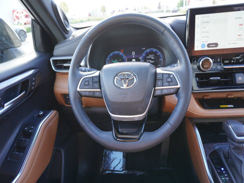 Used 2024 Toyota Highlander Platinum image 18