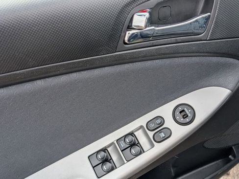 Used 2013 Hyundai Accent SE image 22