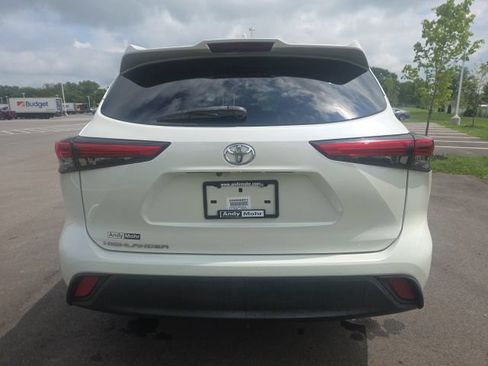 Used 2021 Toyota Highlander L FWD image 9