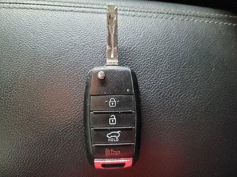 Used 2020 Kia Sportage LX image 32