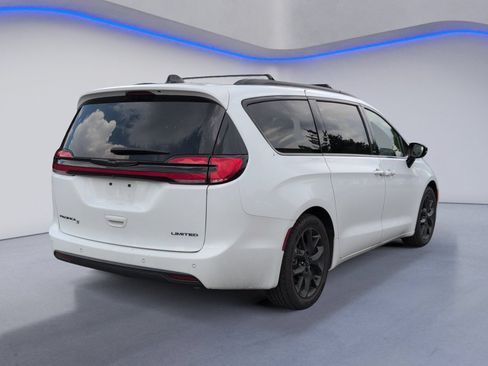 Used 2025 Chrysler Pacifica Limited FWD image 3