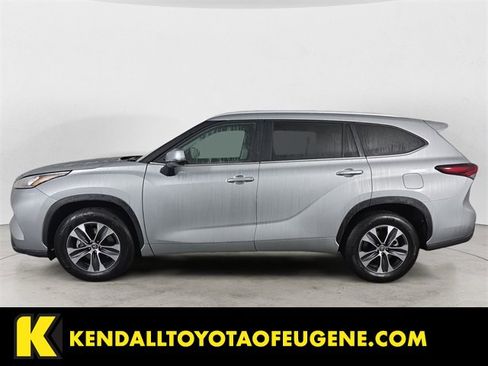 Used 2025 Toyota Highlander XLE image 2