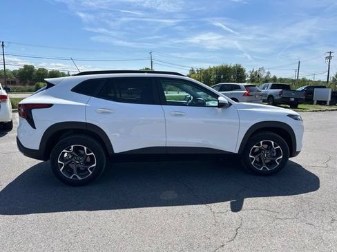 Used 2024 Chevrolet Trax LT w/ Driver Confidence Package FWD image 6