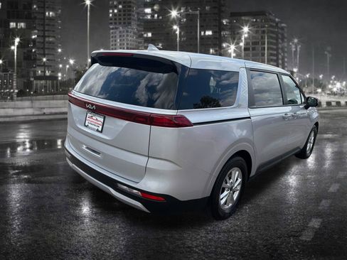 Used 2023 Kia Carnival LX FWD image 6