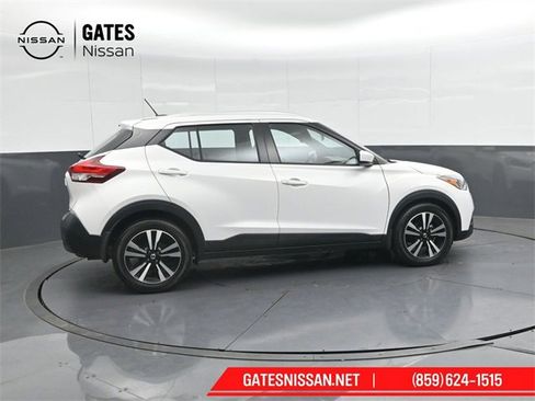 Used 2018 Nissan Kicks SV image 3