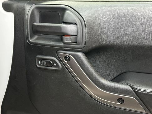 Used 2018 Jeep Wrangler Unlimited Sahara AWD/4WD image 38