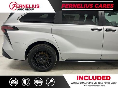 Used 2023 Toyota Sienna XSE AWD/4WD image 4