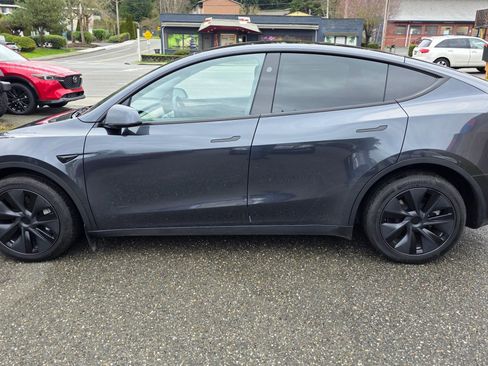 Used 2025 Tesla Model Y Long Range image 8