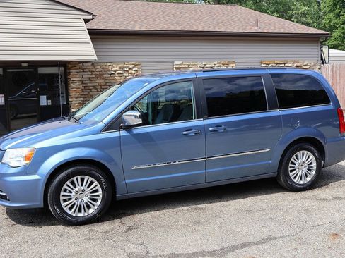 Used 2011 Chrysler Town & Country Touring-L w/ Driver Convenience Group FWD image 5