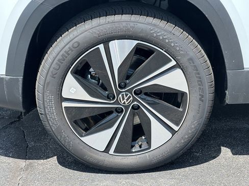 New 2025 Volkswagen Taos SE image 6