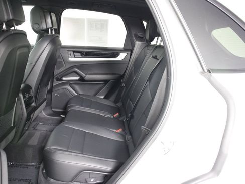 Certified 2024 Porsche Cayenne AWD/4WD image 33
