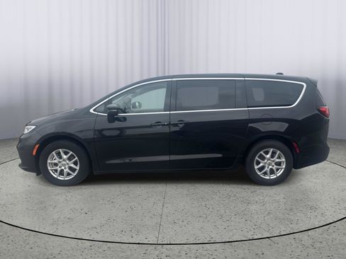 Used 2023 Chrysler Pacifica Touring-L FWD image 2