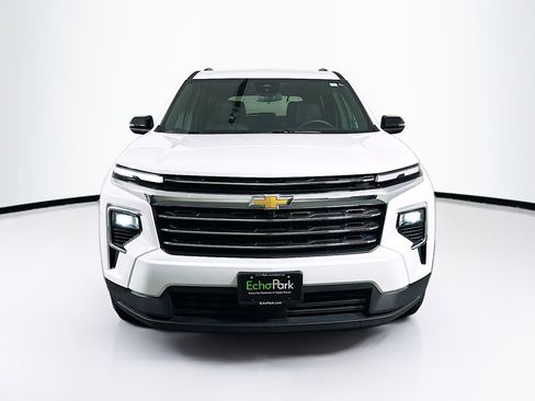 Used 2025 Chevrolet Traverse LT FWD image 2