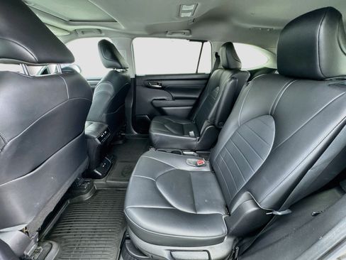 Used 2020 Toyota Highlander XLE AWD/4WD image 16