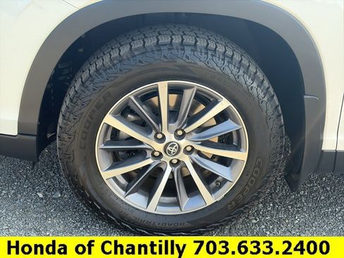 Used 2019 Toyota Highlander XLE AWD/4WD image 24