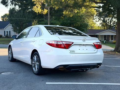 Used 2017 Toyota Camry SE w/ Moonroof Package FWD image 4