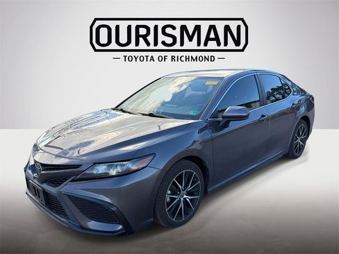 Used 2021 Toyota Camry SE w/ Blackout Package (TMS) image 3