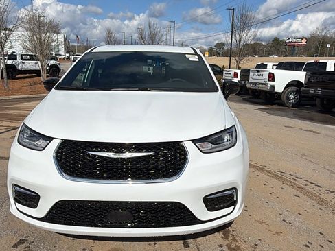 New 2026 Chrysler Pacifica Select image 3