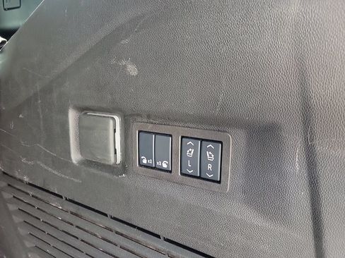 Used 2025 GMC Yukon Denali AWD/4WD image 17