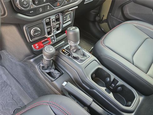 Used 2026 Jeep Wrangler Unlimited Rubicon AWD/4WD image 29