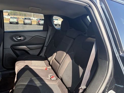 Used 2019 Jeep Cherokee Latitude w/ Cold Weather Group image 18