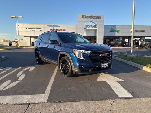 Used 2023 GMC Terrain SLT w/ Infotainment Package II image 1