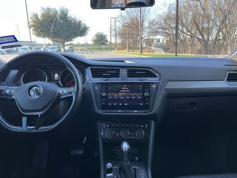 Used 2018 Volkswagen Tiguan SE w/ Panoramic Sunroof Package image 28