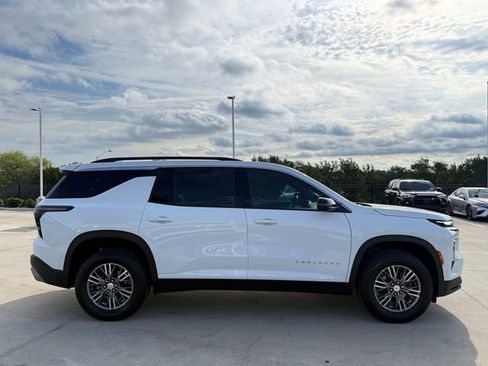 Used 2025 Chevrolet Traverse LT w/ Driver Confidence Package FWD image 4