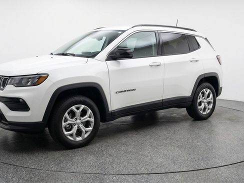 Used 2025 Jeep Compass Latitude AWD/4WD image 3