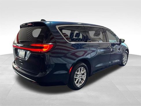 Used 2024 Chrysler Pacifica Touring-L FWD image 5