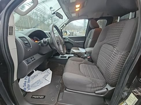 Used 2015 Nissan Frontier SV image 10