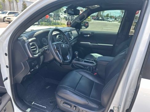Used 2021 Toyota Tacoma TRD Off-Road w/ TRD Premium Off Road Package AWD/4WD image 13