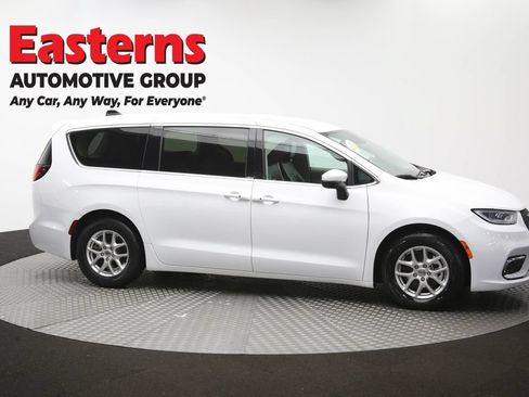 Used 2023 Chrysler Pacifica Touring-L FWD image 47