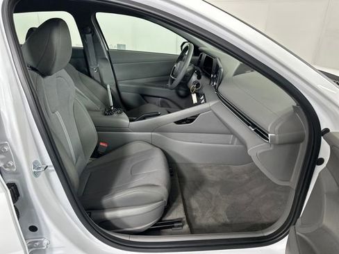 Certified 2025 Hyundai Elantra SE image 27