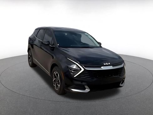 Used 2025 Kia Sportage LX image 3