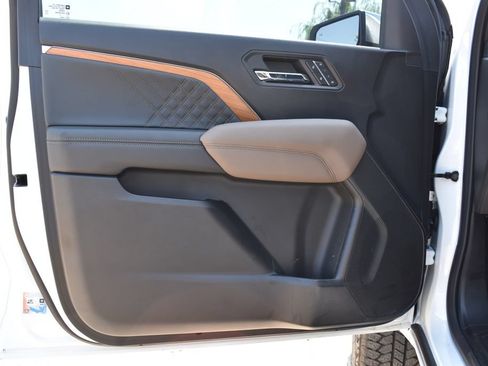 Used 2024 GMC Canyon Denali AWD/4WD image 8