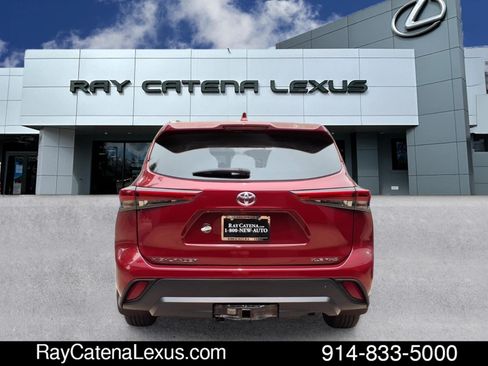 Used 2021 Toyota Highlander XLE AWD/4WD image 5