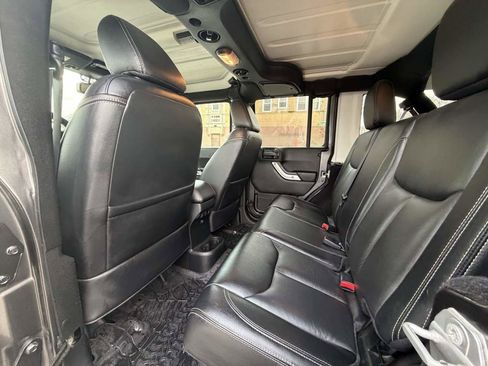 Used 2016 Jeep Wrangler Unlimited Rubicon image 16